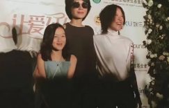 王菲和李嫣开心抱头笑，李亚鹏给女儿的18岁惊喜大礼！缩略图