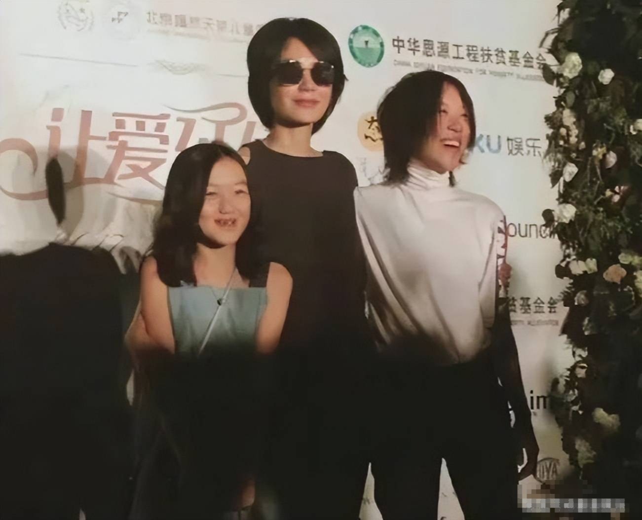 王菲和李嫣开心抱头笑，李亚鹏给女儿的18岁惊喜大礼！