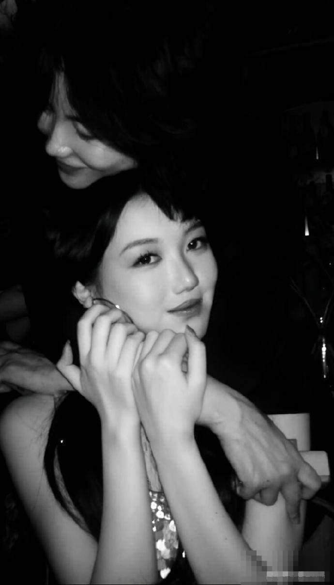 王菲和李嫣开心抱头笑，李亚鹏给女儿的18岁惊喜大礼！
