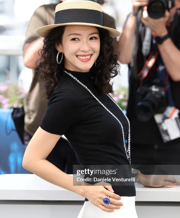 章子怡点评杨幂，演技不用说，每句都是精华 ### 章子怡对杨幂的点评 - **点评方式**：章子怡在点评杨幂时，并没有直接使用“演技”这个词，但她的点评充满了对杨幂表现的高度认可和赞赏。 - **点评内容**：章子怡的点评中，每一句话都透露出对杨幂表现的肯定和赞赏，虽然她没有直接提到“演技”，但她的每一句话都像是在说“你的演技真的很好”。 - **点评效果**：这种点评方式不仅避免了直接评价演技的尴尬，还让杨幂的表现得到了更多的认可和赞赏，同时也体现了章子怡高超的点评技巧。