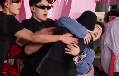 张大大被粉丝亲了，保镖们忙得不亦乐乎！缩略图