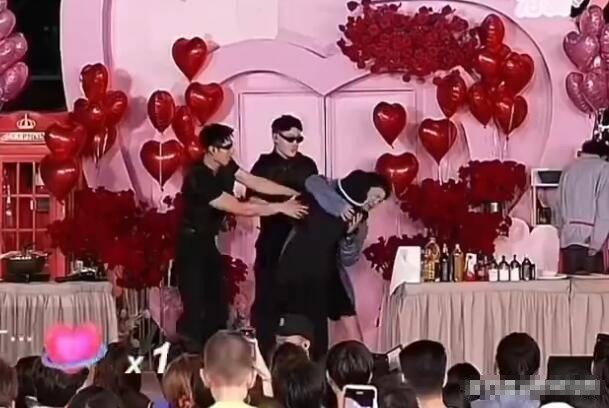 张大大被粉丝亲到保安都拉不走，他却说没关系！