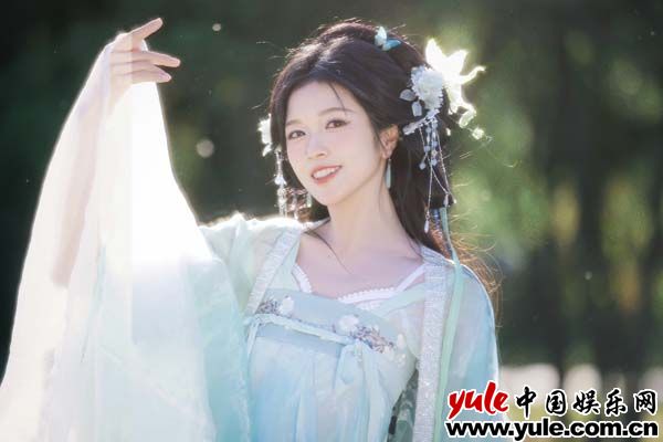 越南美女孙夏铃的古风照火了，网友喊话：快拍古装剧！