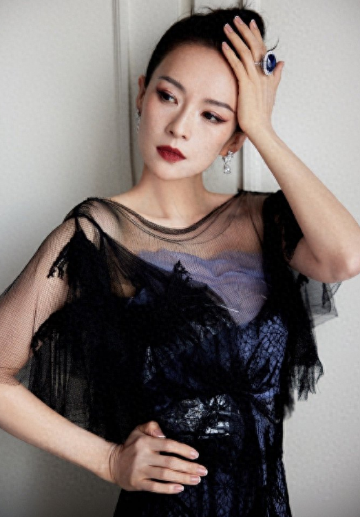 汪峰恋爱不忘宠娃，接女儿放学还背书包，醒醒长高，越来越像章子怡了！
