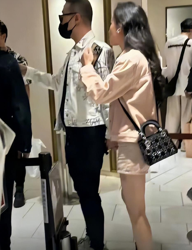 汪峰恋爱不忘宠娃，接女儿放学还背书包，醒醒长高，越来越像章子怡了！