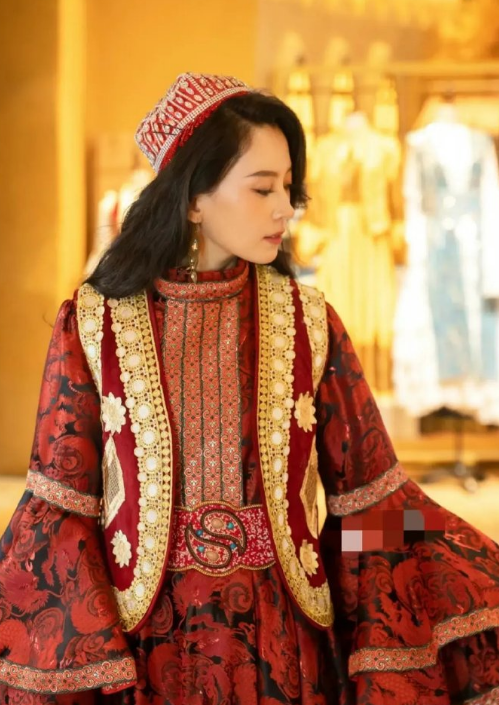 汪峰恋爱不忘宠娃，接女儿放学还背书包，醒醒长高，越来越像章子怡了！