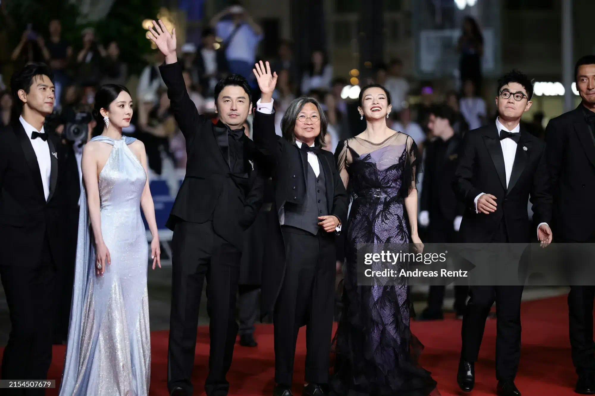 杨幂37岁戛纳亮相：等章子怡坐稳了才敢坐下，16年的顶流生涯，是时候醒来了吗？