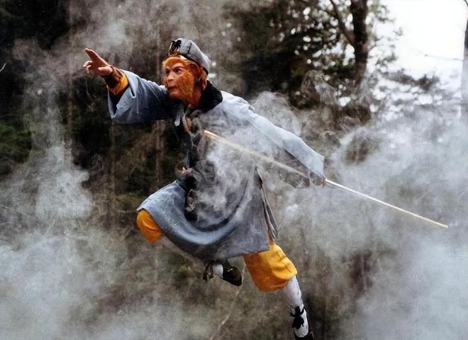 揭秘：为啥有些镜头只拍上半身，导演心里有数！