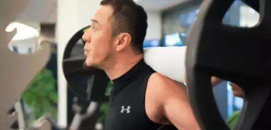杨坤受不了了！粉丝蹲守门口三个月，网友惊呼：太可怕，快报警！