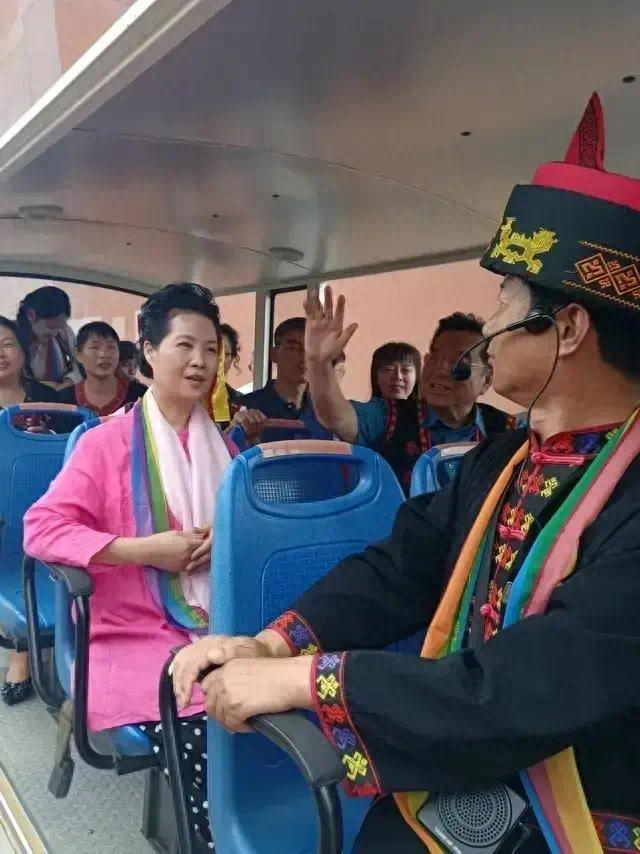 李双江和老婆坐观光车被偷拍，梦鸽打扮得年轻，但岁月不饶人，他也胖了点