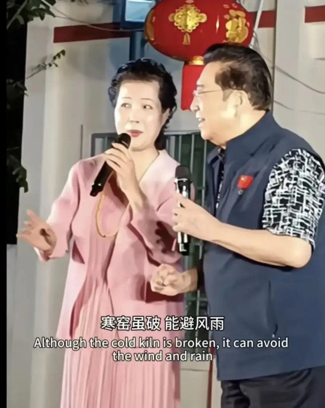 李双江和老婆坐观光车被偷拍，梦鸽打扮得年轻，但岁月不饶人，他也胖了点
