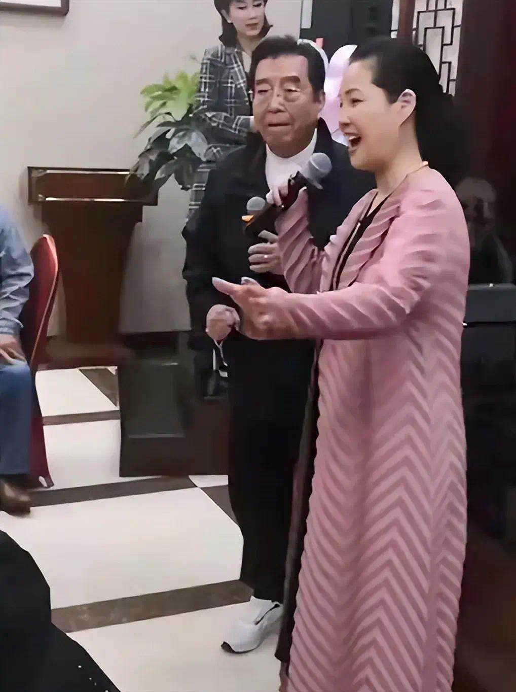 李双江和老婆坐观光车被偷拍，梦鸽打扮得年轻，但岁月不饶人，他也胖了点