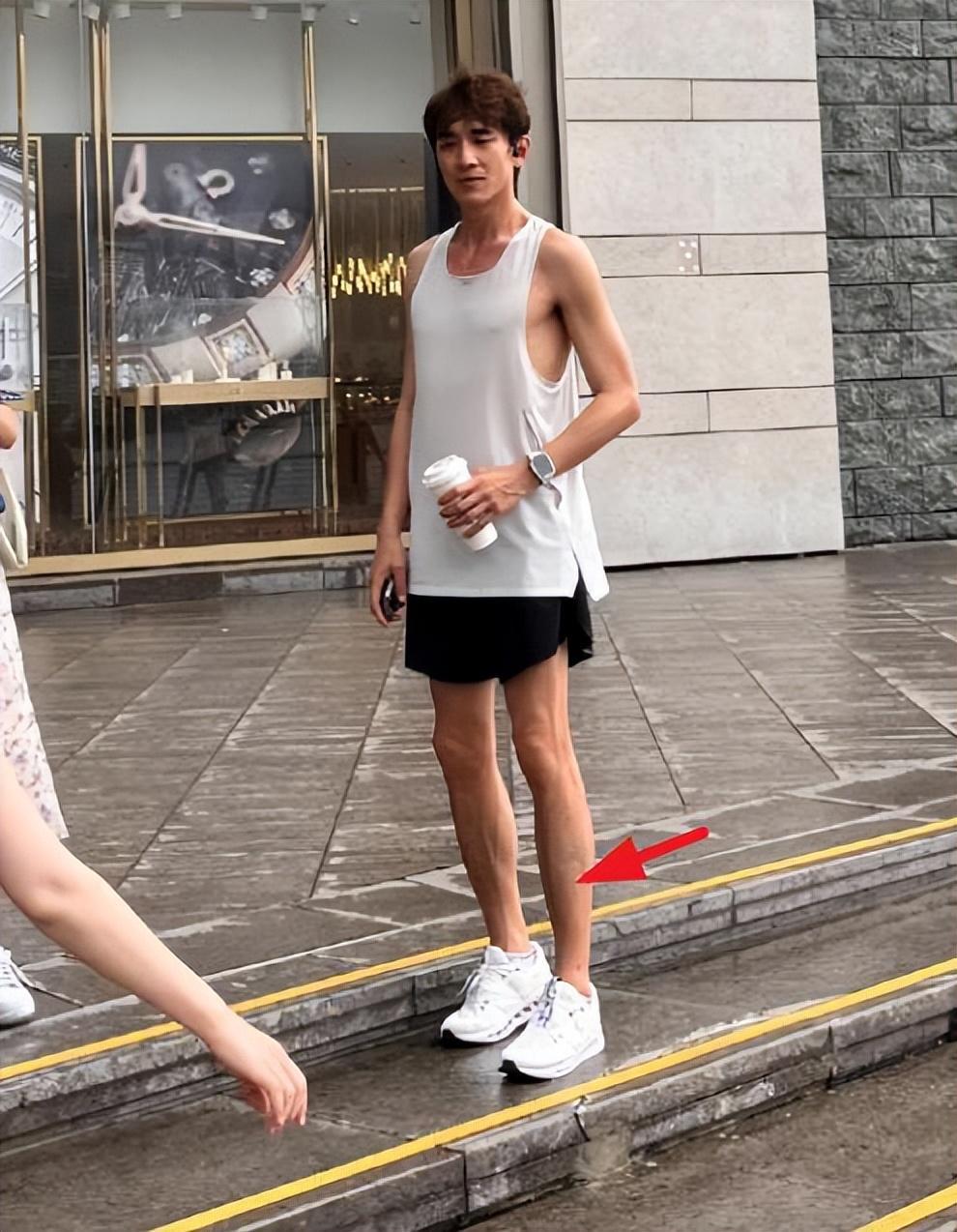 林更新雨中香港跑步，瘦高个儿，腿上还有淤青呢