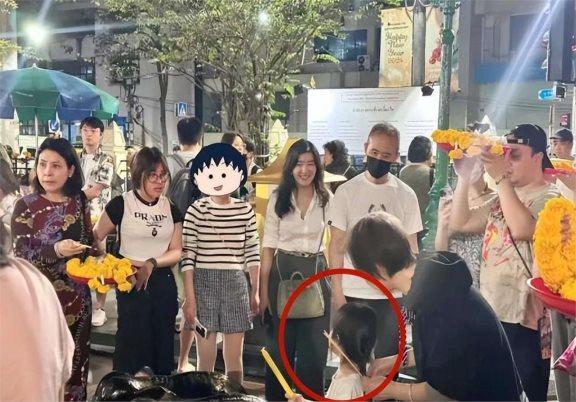 王石72岁带家人看熊猫，三岁女儿个头快赶上保姆，田朴珺笑得好灿烂！