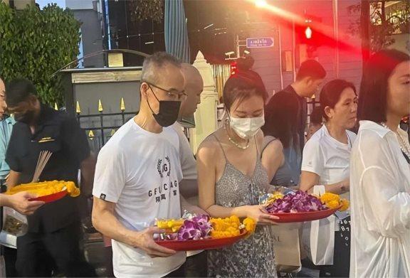 王石72岁带家人看熊猫，三岁女儿个头快赶上保姆，田朴珺笑得好灿烂！