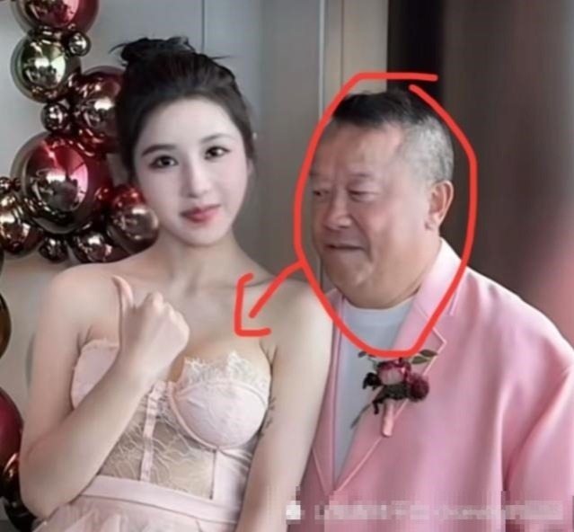 曾志伟71岁了还偷瞄乔妹？网友热议：这合适吗？