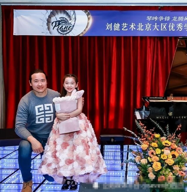 41岁高云翔和女儿的合照曝光，身材发福，现在没戏拍了