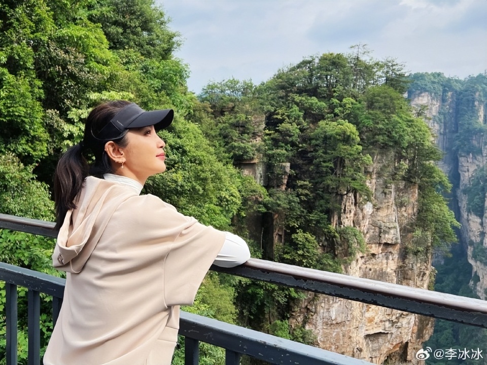 51岁的李冰冰和八旬父母张家界游，爸妈精神好，冰冰年轻如花