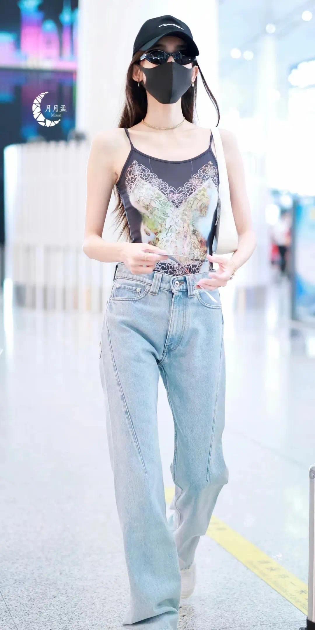 娜扎机场亮相，蕾丝印花吊带搭宽松牛仔，清新又性感！