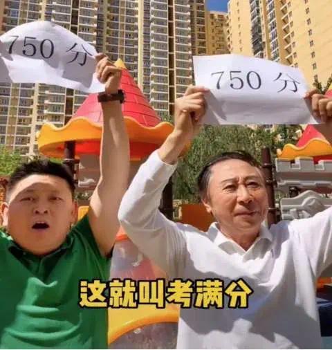 冯巩65岁啦，头发都白了，还在给学生们鼓劲呢！