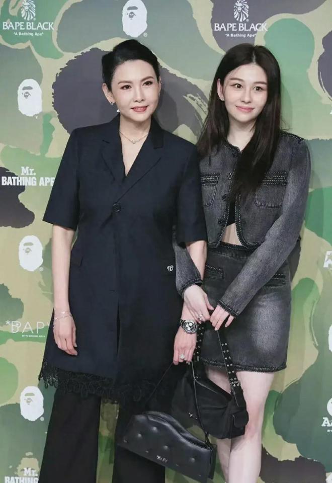 56岁的邱淑贞和女儿沈月一起亮相，沈月的颜值一点也不输给妈妈！