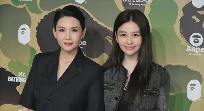56岁的邱淑贞和女儿沈月一起亮相，沈月的颜值一点也不输给妈妈！