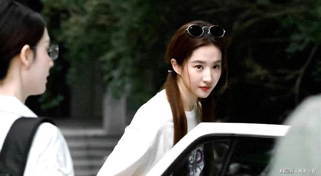 刘亦菲和女配们站一起，有的女演员真的不怕被比下去呢！