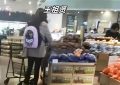 王祖贤温哥华逛街被偶遇，单手抱狗逛商场，身材超赞，还经常去寺庙哦！缩略图