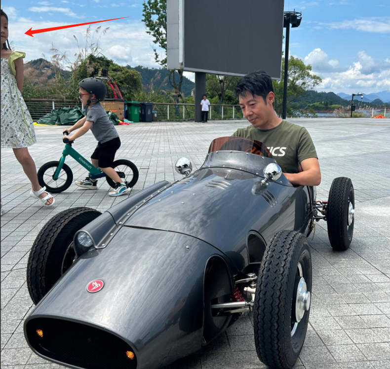 撒贝宁带娃玩转千岛湖，龙凤宝宝骑爸爸肩，儿子露正脸，太像爹了！
