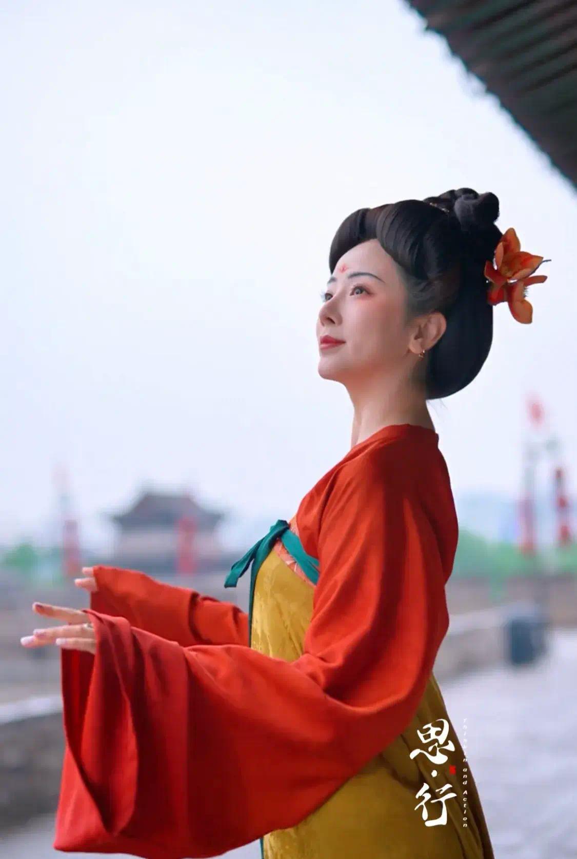 李思思西安行：大碗扯面配冰峰，汉服大雁塔下，美如仙女下凡