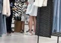 偶遇李小鹏家庭，12岁奥莉获赞，安琪脚环时尚满分！缩略图