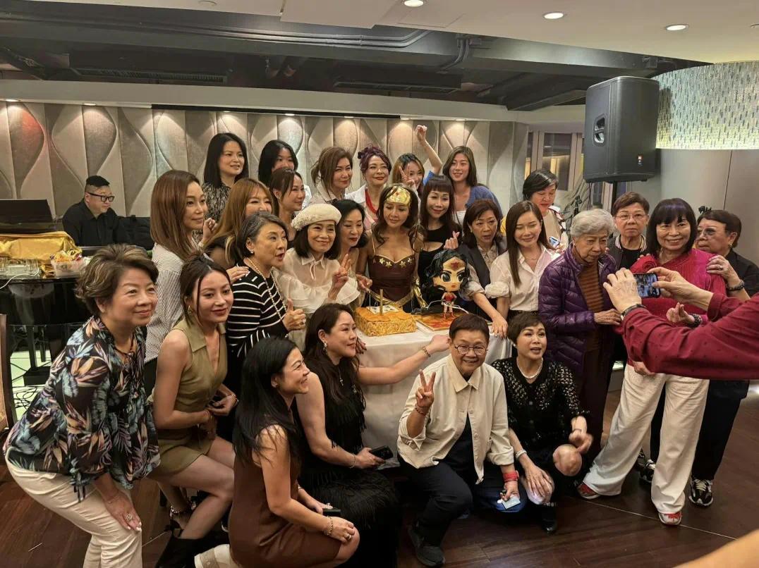 60多位大咖同框庆生，港星生日趴太燃了！造型夸张，身材完美秀出来！