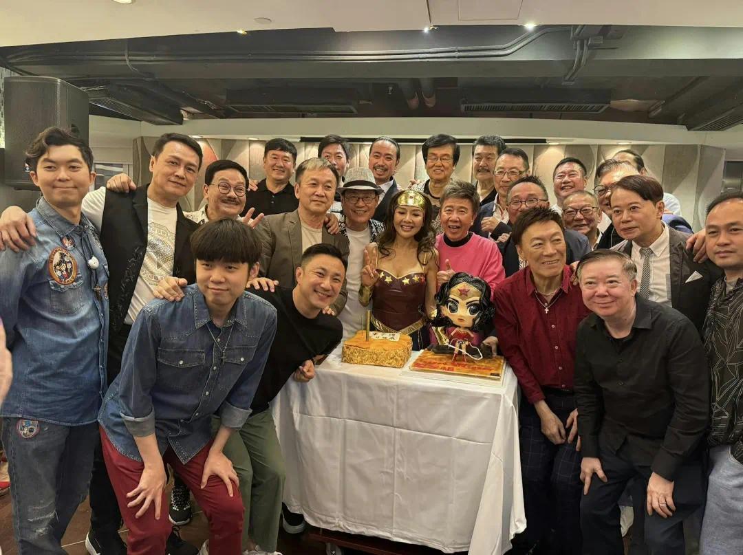 60多位大咖同框庆生，港星生日趴太燃了！造型夸张，身材完美秀出来！
