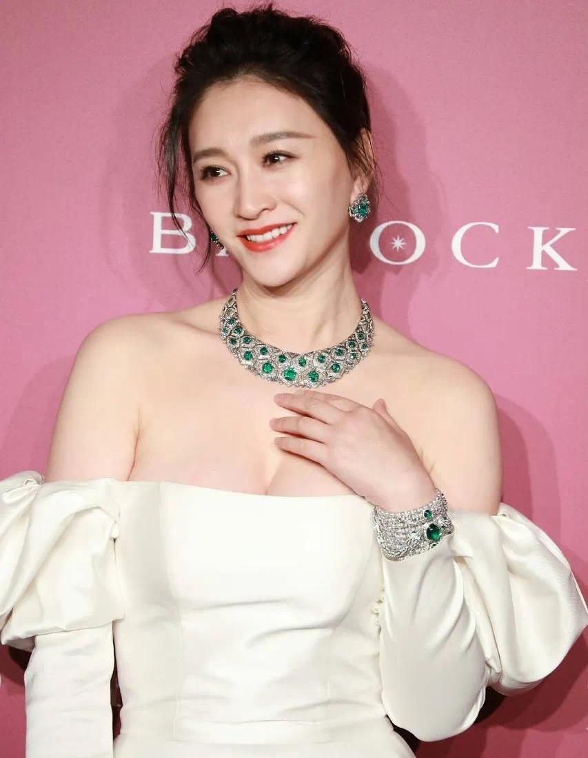 49岁的李小冉，白裙穿出新高度，但副乳有点抢镜呢！
