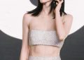 王子文大胆展示好身材，一身“白布条”装扮亮相，这身段真让人着迷！缩略图