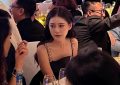 汪小菲和老婆手牵手去晚宴，信唱了大S的成名曲，Mandy笑着鼓掌欢迎缩略图
