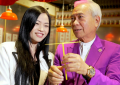 73岁的李龙基牵挂小36岁的未婚妻，求神仙帮忙，白发透露出悲伤缩略图