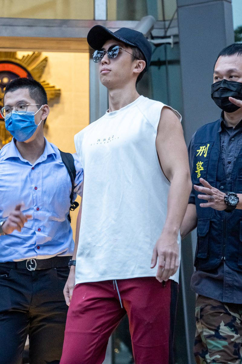 狄莺的孙子孙安佐付了30万保释金，现在自由了，之前还带枪闯过夜店呢！