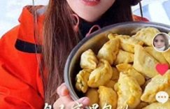 朱迅50岁直播吃美食，网友：这表情咋这么怪？认不出了！缩略图