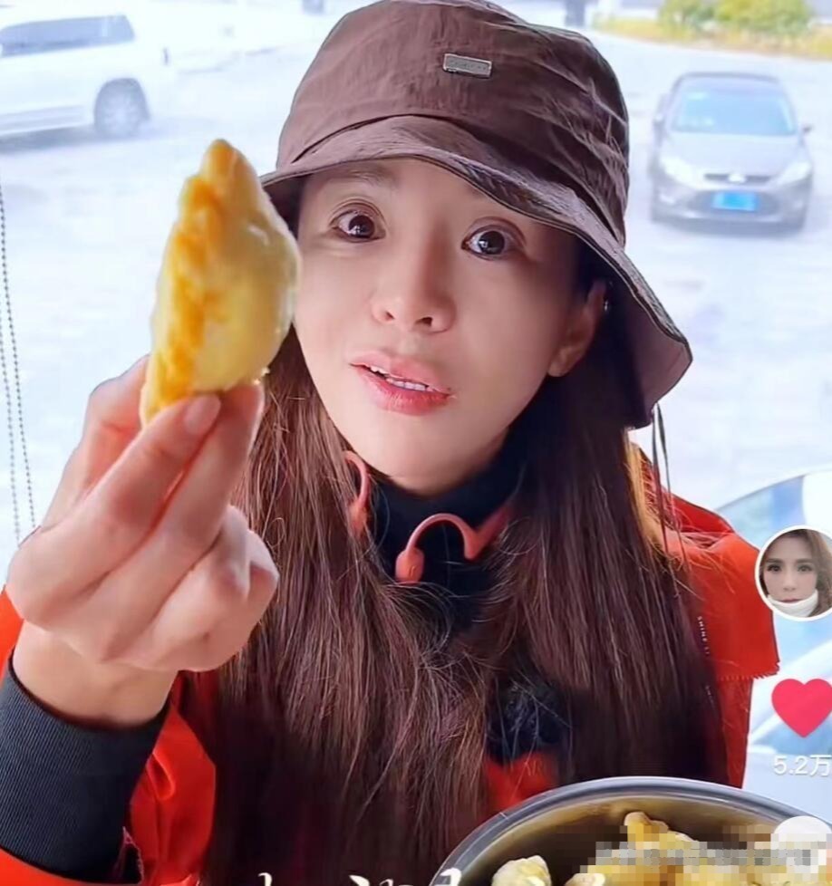 朱迅50岁直播吃美食，网友：这表情咋这么怪？认不出了！