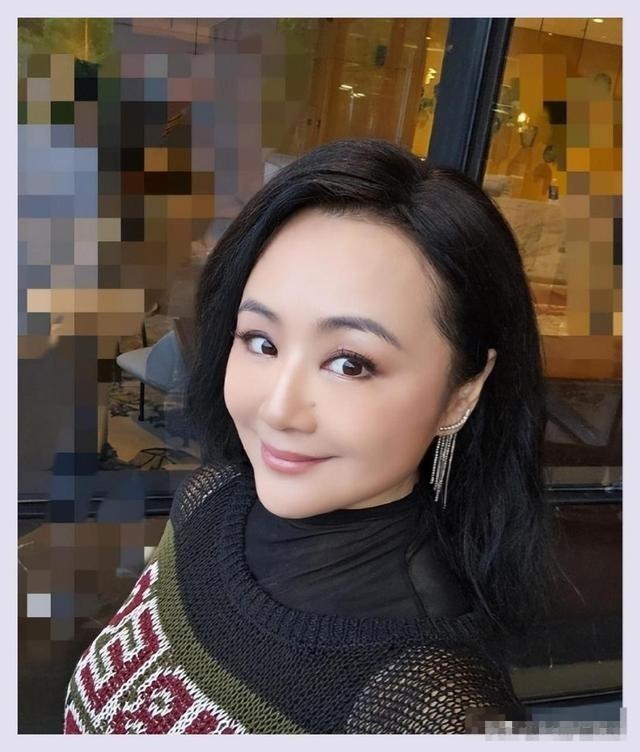 50岁的曹颖住院，7天没洗头发，休养一个月，网友热议：难道是在坐月子？