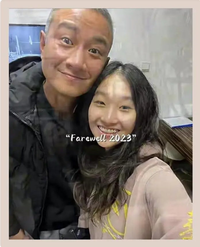 40岁老爸和女儿的合影爆红！看着像60，他把人生拼图都搅乱了