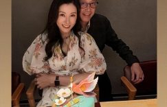 61岁许晋亨活力满满，与李嘉欣共庆生日，甜蜜相拥蛋糕前定格幸福瞬间缩略图