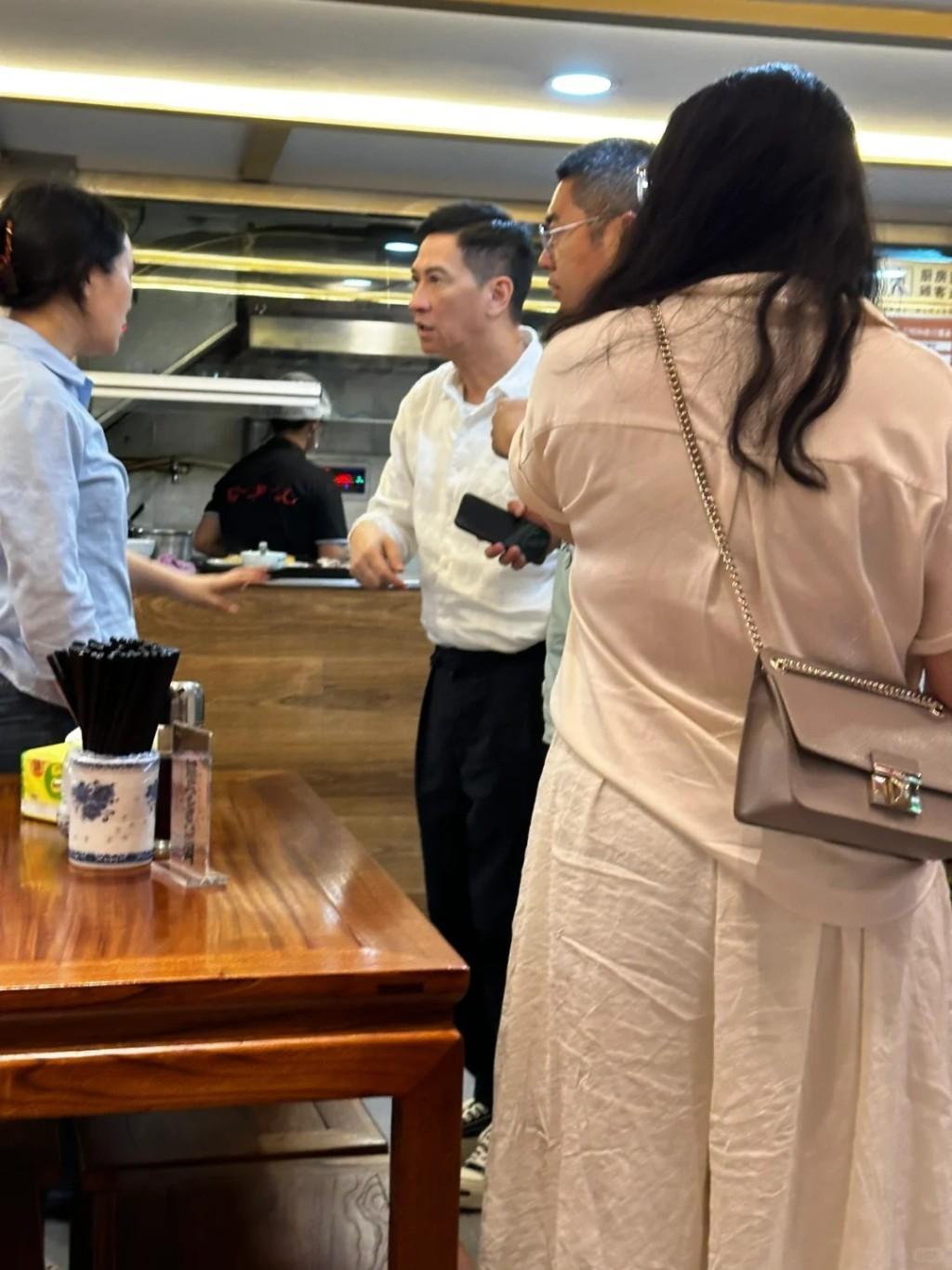 张家辉59岁现身上海小面馆，亲民点餐，忙得不亦乐乎！
