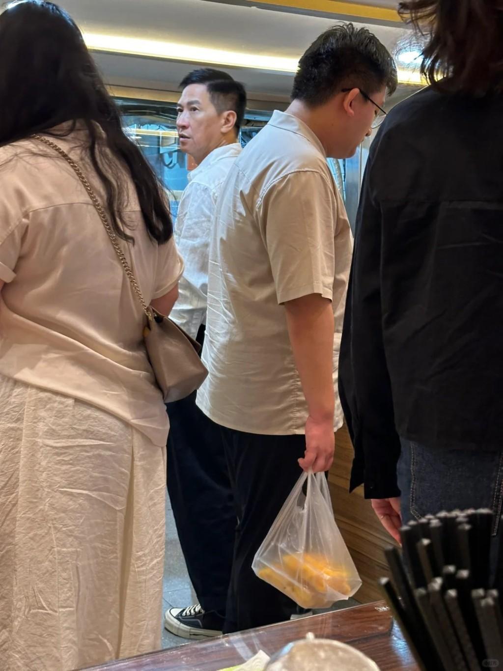 张家辉59岁现身上海小面馆，亲民点餐，忙得不亦乐乎！