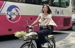 45岁高圆圆成都骑行，短袖装扮尽显青春，岁月似乎没在她身上留痕！缩略图