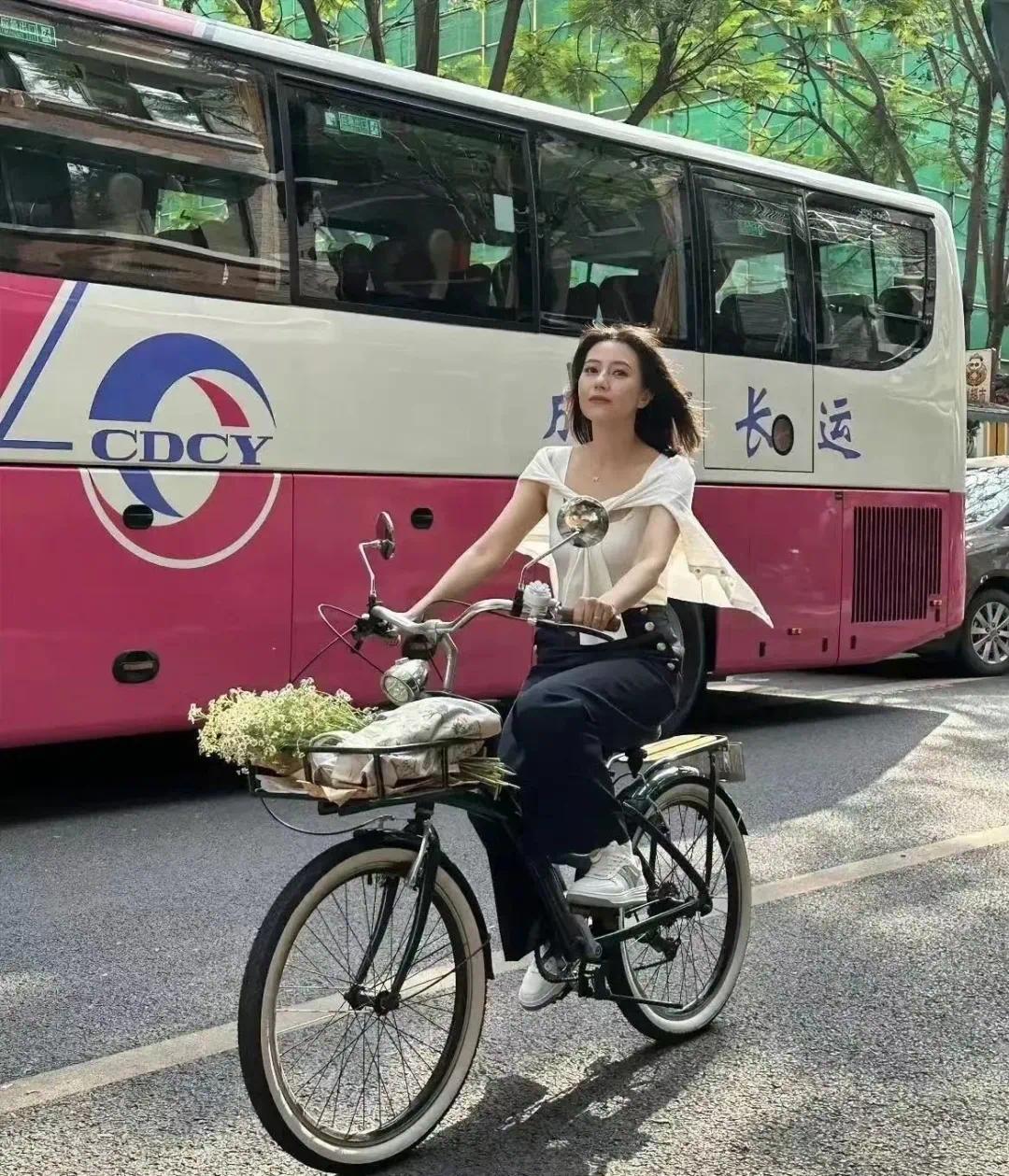 45岁高圆圆成都骑行，短袖装扮尽显青春，岁月似乎没在她身上留痕！