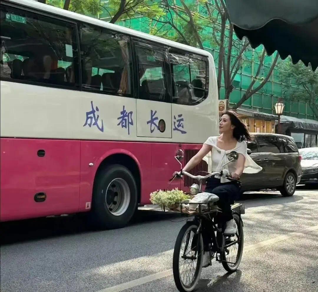 45岁高圆圆成都骑行，短袖装扮尽显青春，岁月似乎没在她身上留痕！