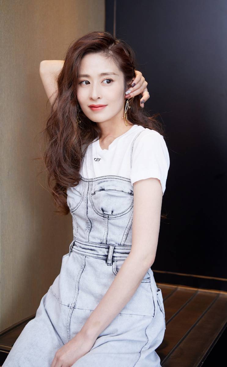 梅婷新戏里，李嘉琦脸圆得像块大饼，颖儿嘴歪了，邬君梅显得好老，都认不出来了！
