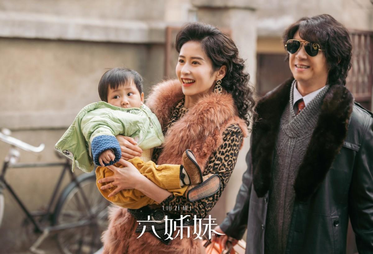 梅婷新戏里，李嘉琦脸圆得像块大饼，颖儿嘴歪了，邬君梅显得好老，都认不出来了！
